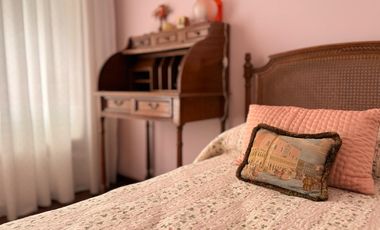 Casa con historia, cine y estilo propio en el corazón de  Lobos!