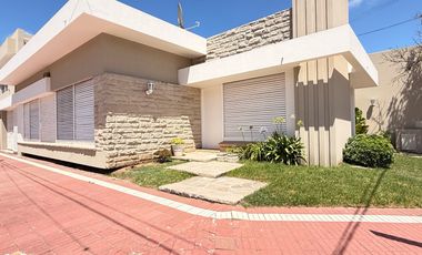 Casa con historia, cine y estilo propio en el corazón de  Lobos!