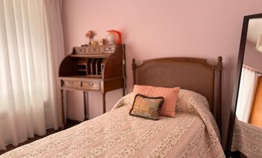 Casa con historia, cine y estilo propio en el corazón de  Lobos!