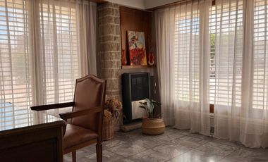 Casa con historia, cine y estilo propio en el corazón de  Lobos!