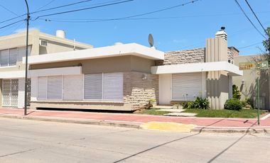 Casa con historia, cine y estilo propio en el corazón de  Lobos!