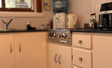 Casa con historia, cine y estilo propio en el corazón de  Lobos!