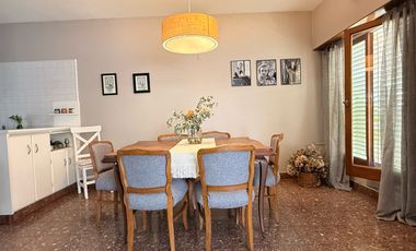 Casa con historia, cine y estilo propio en el corazón de  Lobos!