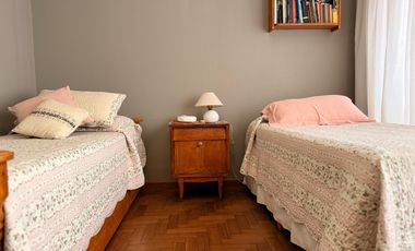 Casa con historia, cine y estilo propio en el corazón de  Lobos!