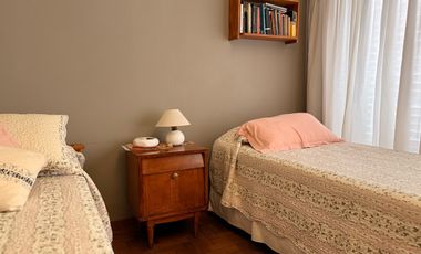 Casa con historia, cine y estilo propio en el corazón de  Lobos!