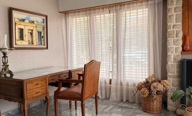 Casa con historia, cine y estilo propio en el corazón de  Lobos!