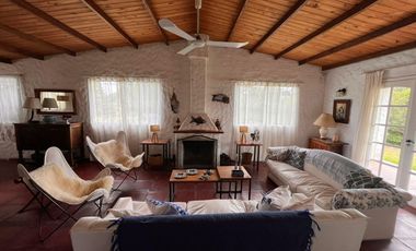 Casa en Chapadmalal sobre extenso terreno