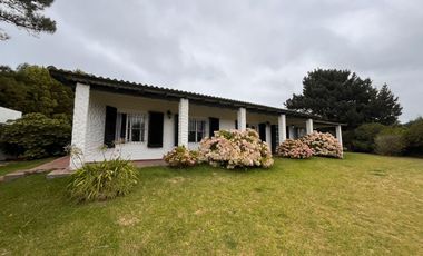 Casa en Chapadmalal sobre extenso terreno