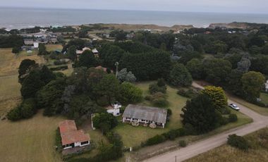 Casa en Chapadmalal sobre extenso terreno