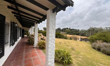 Casa en Chapadmalal sobre extenso terreno