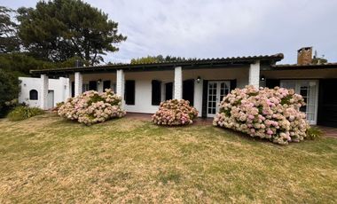 Casa en Chapadmalal sobre extenso terreno