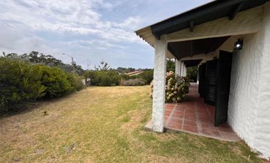 Casa en Chapadmalal sobre extenso terreno