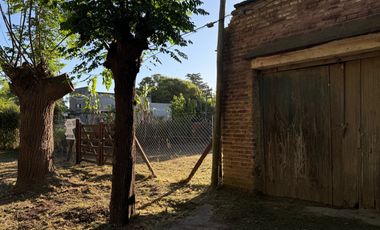 ¡Se vende casa con alma a reciclar, llena de posibilidades y con todos los servicios!