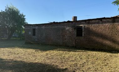 ¡Se vende casa con alma a reciclar, llena de posibilidades y con todos los servicios!
