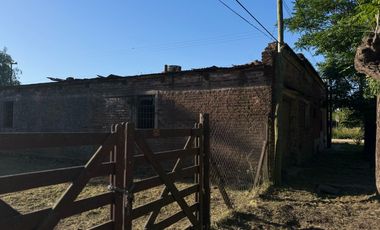 ¡Se vende casa con alma a reciclar, llena de posibilidades y con todos los servicios!