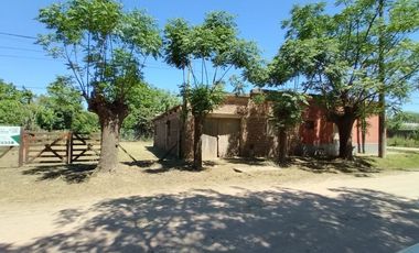 ¡Se vende casa con alma a reciclar, llena de posibilidades y con todos los servicios!