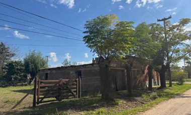 ¡Se vende casa con alma a reciclar, llena de posibilidades y con todos los servicios!