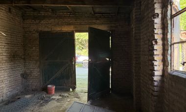 ¡Se vende casa con alma a reciclar, llena de posibilidades y con todos los servicios!