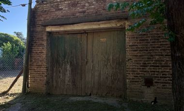 ¡Se vende casa con alma a reciclar, llena de posibilidades y con todos los servicios!
