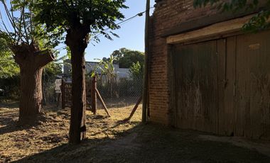 ¡Se vende casa con alma a reciclar, llena de posibilidades y con todos los servicios!