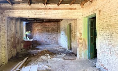 ¡Se vende casa con alma a reciclar, llena de posibilidades y con todos los servicios!