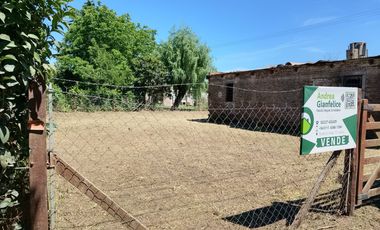 ¡Se vende casa con alma a reciclar, llena de posibilidades y con todos los servicios!