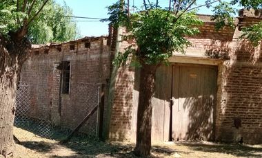 ¡Se vende casa con alma a reciclar, llena de posibilidades y con todos los servicios!