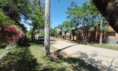 ¡Se vende casa con alma a reciclar, llena de posibilidades y con todos los servicios!