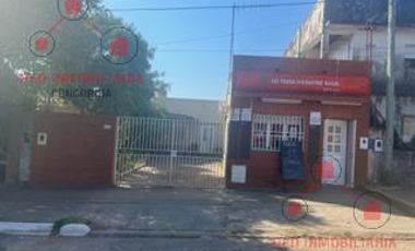 Casa con tres habitaciones, baño, cocina, comedor, entrada para varios autos, local al frente.-