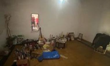 Casa con tres habitaciones, baño, cocina, comedor, entrada para varios autos, local al frente.-