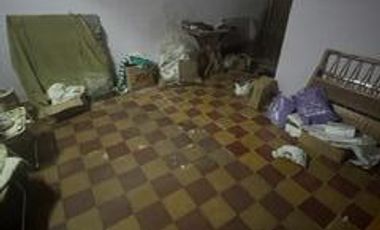 Casa con tres habitaciones, baño, cocina, comedor, entrada para varios autos, local al frente.-