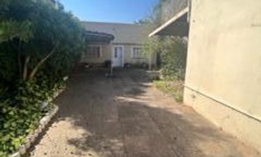 Casa con tres habitaciones, baño, cocina, comedor, entrada para varios autos, local al frente.-