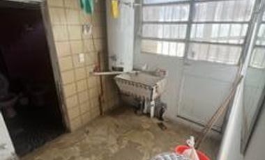 Casa con tres habitaciones, baño, cocina, comedor, entrada para varios autos, local al frente.-