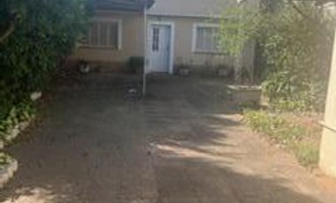 Casa con tres habitaciones, baño, cocina, comedor, entrada para varios autos, local al frente.-