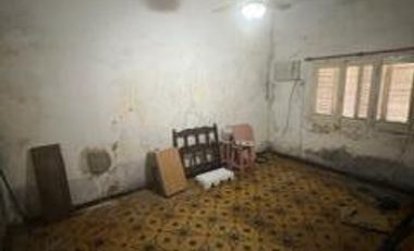 Casa con tres habitaciones, baño, cocina, comedor, entrada para varios autos, local al frente.-