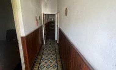 Casa con tres habitaciones, baño, cocina, comedor, entrada para varios autos, local al frente.-