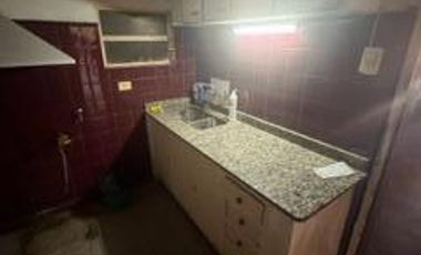 Casa con tres habitaciones, baño, cocina, comedor, entrada para varios autos, local al frente.-