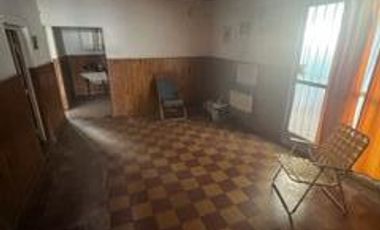 Casa con tres habitaciones, baño, cocina, comedor, entrada para varios autos, local al frente.-