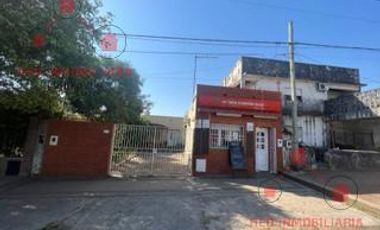 Casa con tres habitaciones, baño, cocina, comedor, entrada para varios autos, local al frente.-
