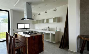 Casa en venta en Sitpach, Mérida con 4 recámaras, alberca y entrega inmediata