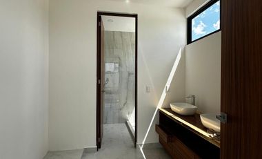 Casa en venta en Sitpach, Mérida con 4 recámaras, alberca y entrega inmediata