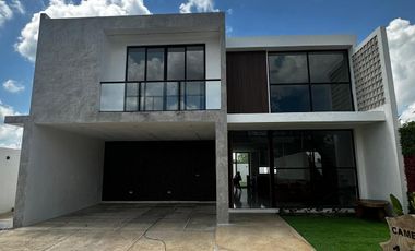 Casa en venta en Sitpach, Mérida con 4 recámaras, alberca y entrega inmediata