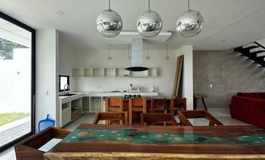 Casa en venta en Sitpach, Mérida con 4 recámaras, alberca y entrega inmediata