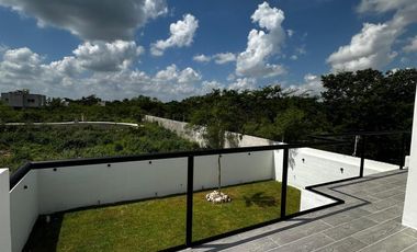 Casa en venta en Sitpach, Mérida con 4 recámaras, alberca y entrega inmediata