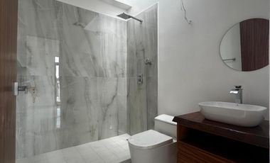 Casa en venta en Sitpach, Mérida con 4 recámaras, alberca y entrega inmediata