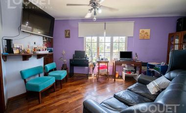 Casa en planta alta con locales comerciales