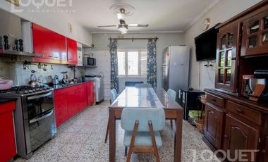 Casa en planta alta con locales comerciales