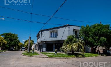 Casa en planta alta con locales comerciales