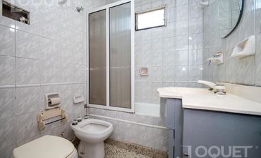 Casa en planta alta con locales comerciales