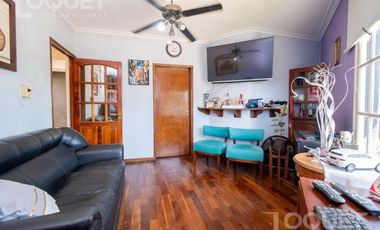Casa en planta alta con locales comerciales